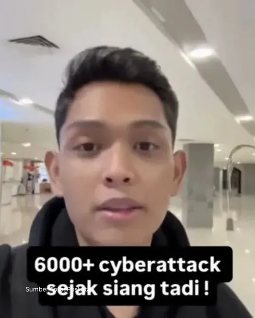 Tangkapan gambar dari pemberitaan: Abil Sudarman berbicara, dengan teks “6000+ cyberattack sejak siang tadi”